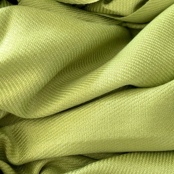 NIP! Celery Green Pashmina/scarf/wrap with Tassels - Picture 3 of 6